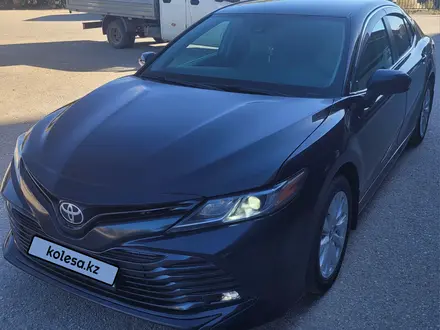 Toyota Camry 2020 года за 12 740 000 тг. в Актобе – фото 3