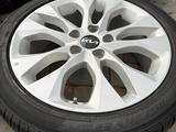 Комплект шин с дисками оригинал kia yokohama за 310 000 тг. в Алматы – фото 3