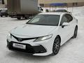 Toyota Camry 2023 года за 18 800 000 тг. в Актобе – фото 3