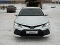 Toyota Camry 2023 года за 18 800 000 тг. в Актобе – фото 2