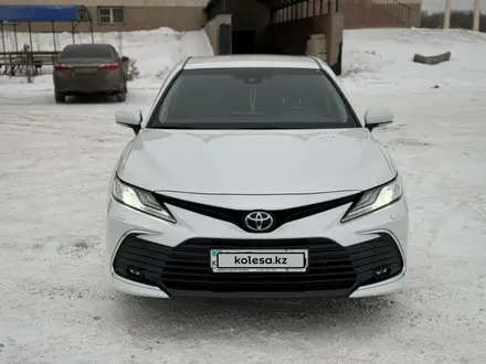 Toyota Camry 2023 года за 18 800 000 тг. в Актобе – фото 2