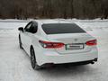 Toyota Camry 2023 года за 18 800 000 тг. в Актобе – фото 4