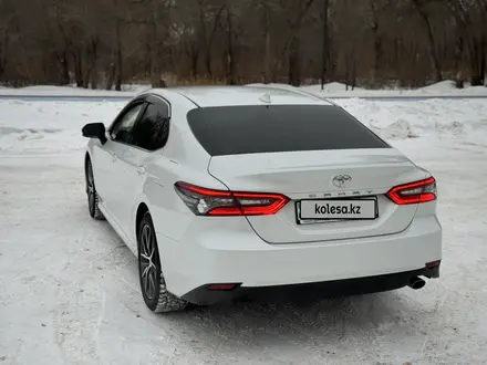Toyota Camry 2023 года за 18 800 000 тг. в Актобе – фото 4