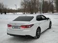 Toyota Camry 2023 года за 18 800 000 тг. в Актобе – фото 5