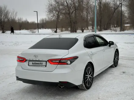 Toyota Camry 2023 года за 18 800 000 тг. в Актобе – фото 5