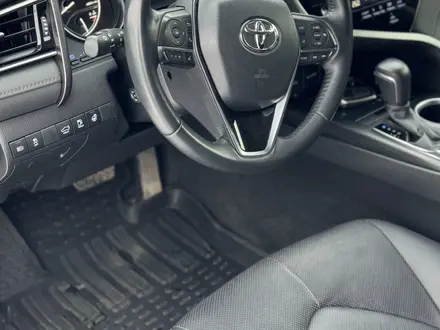 Toyota Camry 2023 года за 18 800 000 тг. в Актобе – фото 9