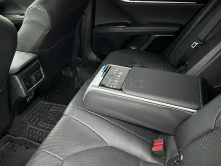Toyota Camry 2023 года за 18 800 000 тг. в Актобе – фото 10