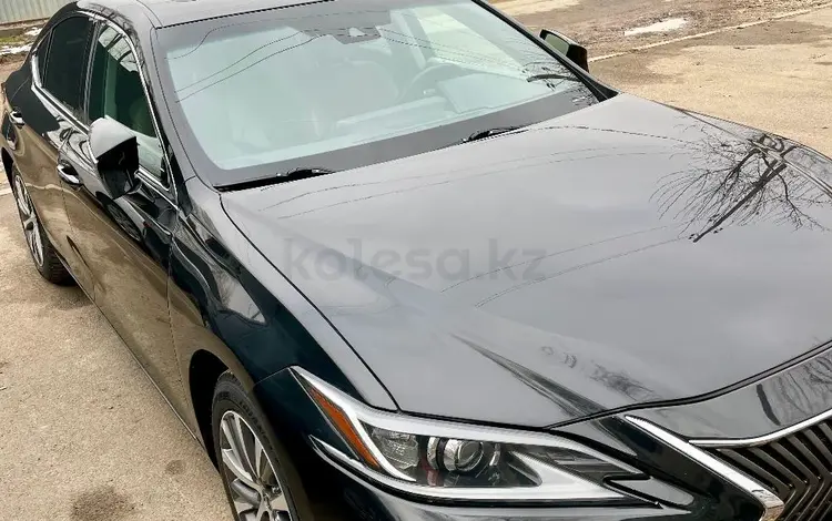 Lexus ES 350 2021 годаfor20 000 000 тг. в Алматы