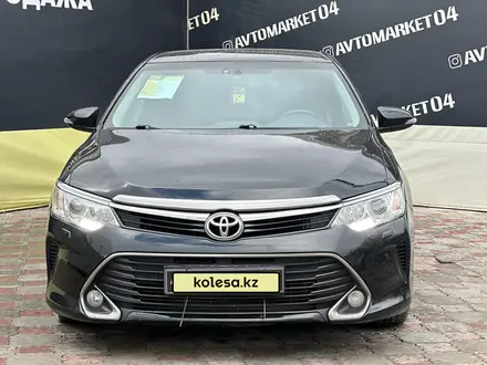 Toyota Camry 2016 года за 11 590 000 тг. в Актобе – фото 2