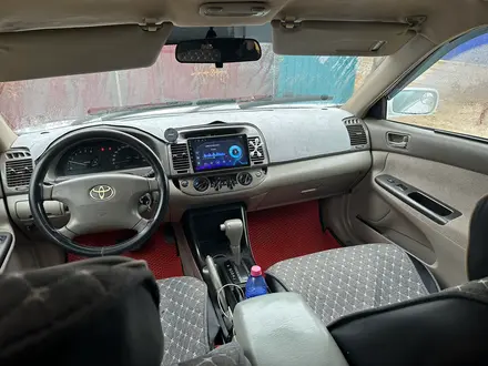 Toyota Camry 2003 года за 3 800 000 тг. в Атырау – фото 6