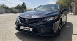 Toyota Camry 2022 года за 13 500 000 тг. в Атырау