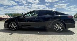 Toyota Camry 2022 года за 13 500 000 тг. в Атырау – фото 5