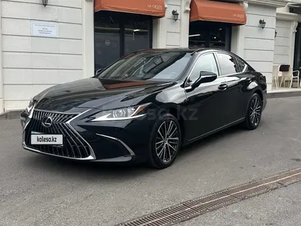 Lexus ES 250 2023 года за 22 000 000 тг. в Алматы