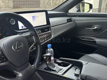 Lexus ES 250 2023 года за 22 000 000 тг. в Алматы – фото 8