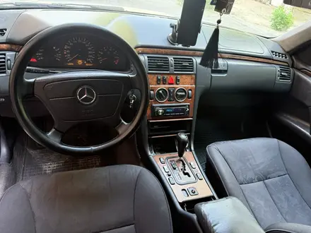 Mercedes-Benz E 320 1999 года за 2 800 000 тг. в Шымкент – фото 14