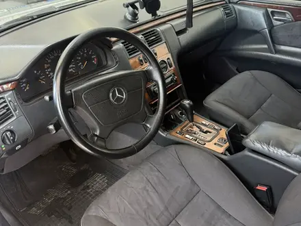 Mercedes-Benz E 320 1999 года за 2 800 000 тг. в Шымкент – фото 21