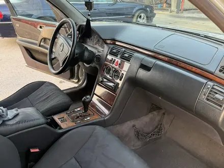 Mercedes-Benz E 320 1999 года за 2 800 000 тг. в Шымкент – фото 45