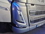 Стекла фар на Volvo FH 16 за 48 000 тг. в Алматы