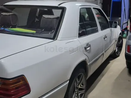 Mercedes-Benz E 220 1993 года за 1 900 000 тг. в Алматы – фото 2