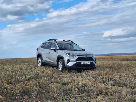 Toyota RAV4 2019 года за 13 800 000 тг. в Актобе – фото 4