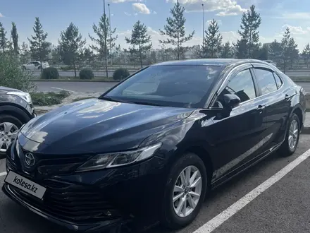 Toyota Camry 2018 года за 13 500 000 тг. в Астана – фото 2