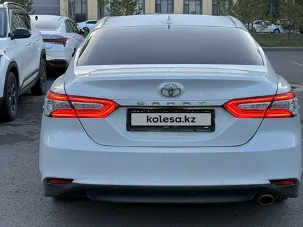Toyota Camry 2018 года за 12 200 000 тг. в Астана – фото 13