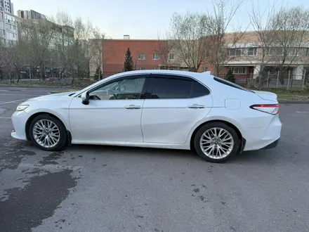 Toyota Camry 2018 года за 12 200 000 тг. в Астана – фото 15