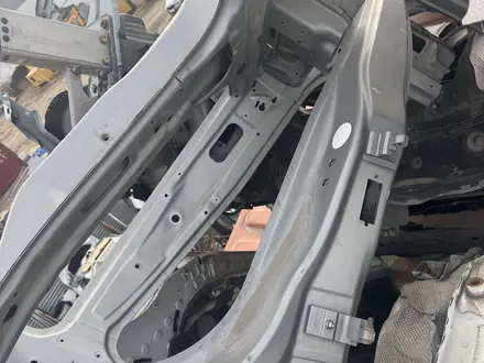 Bmw e60 боковая кузовная стойка за 95 000 тг. в Астана