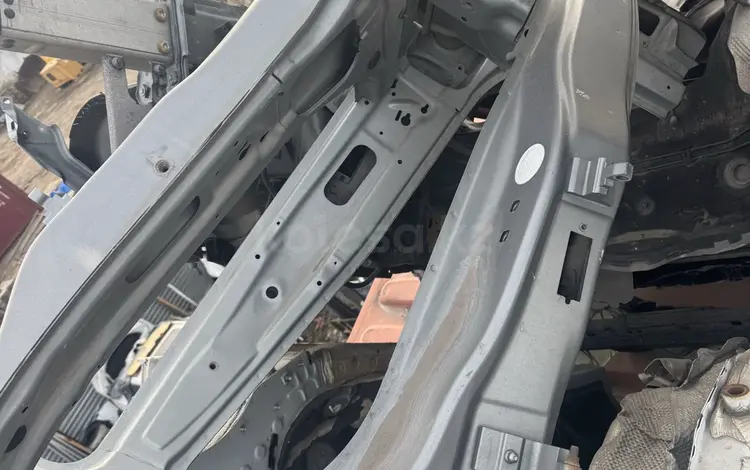 Bmw e60 боковая кузовная стойка за 95 000 тг. в Астана