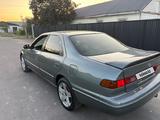 Toyota Camry 1998 года за 2 950 000 тг. в Алматы – фото 5