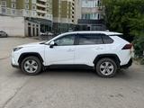 Toyota RAV4 2021 года за 14 500 000 тг. в Актобе – фото 2
