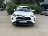 Toyota RAV4 2021 года за 14 500 000 тг. в Актобе