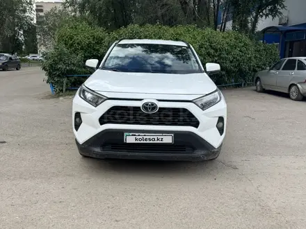 Toyota RAV4 2021 года за 14 500 000 тг. в Актобе