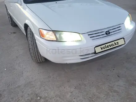 Toyota Camry 1998 года за 3 300 000 тг. в Актау – фото 2