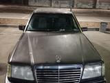 Mercedes-Benz E 220 1993 года за 2 000 000 тг. в Актобе – фото 2