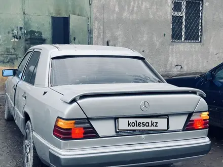 Mercedes-Benz E 220 1993 года за 1 750 000 тг. в Шу – фото 2