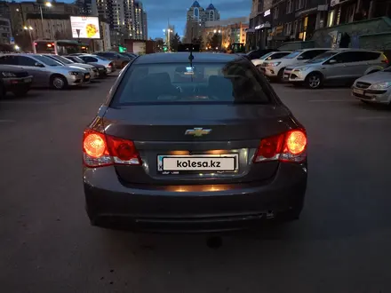 Chevrolet Cruze 2013 года за 3 800 000 тг. в Астана – фото 4