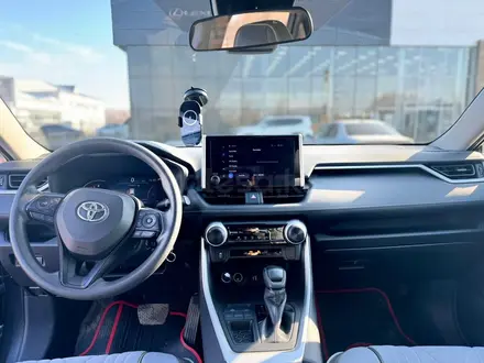 Toyota RAV4 2023 года за 17 150 000 тг. в Уральск – фото 2