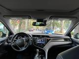 Toyota Camry 2020 года за 9 000 000 тг. в Атырау – фото 2