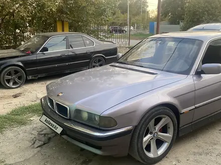 BMW 735 1995 года за 2 900 000 тг. в Атырау