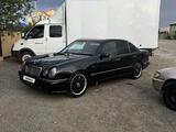 Mercedes-Benz E 200 1995 года за 1 900 000 тг. в Атырау – фото 2