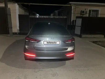 Hyundai Elantra 2018 года за 5 500 000 тг. в Атырау – фото 11