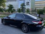 Toyota Camry 2021 года за 17 500 000 тг. в Алматы – фото 3
