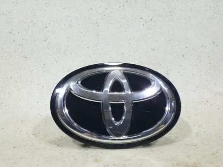 Эмблема Toyota на переднюю решетку под дистроник за 35 000 тг. в Алматы