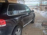 Volkswagen Touareg 2006 года за 5 200 000 тг. в Актобе – фото 2