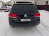 Volkswagen Touareg 2006 года за 6 000 000 тг. в Уральск – фото 2