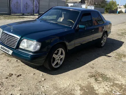 Mercedes-Benz E 220 1994 года за 1 350 000 тг. в Тараз – фото 2