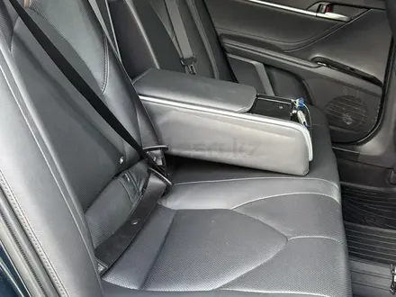 Toyota Camry 2019 года за 16 500 000 тг. в Алматы – фото 17