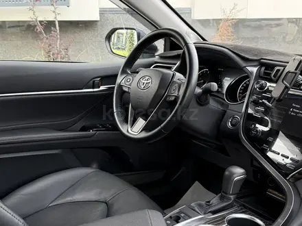 Toyota Camry 2019 года за 16 500 000 тг. в Алматы – фото 19