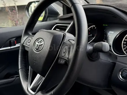 Toyota Camry 2019 года за 16 500 000 тг. в Алматы – фото 20